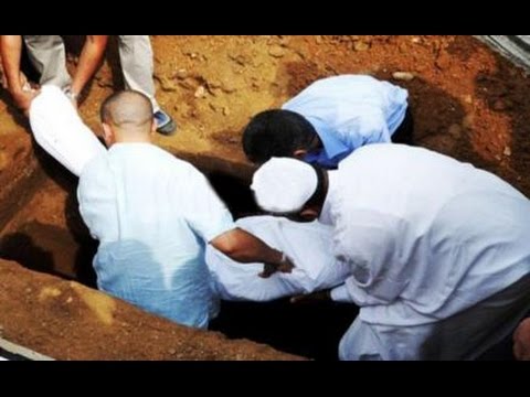 رجل توفاه الله وبعد دفنه بفتره الله اعلي وأعلم بها بدا خروج دخان كثير وكثيف من داخل القبر