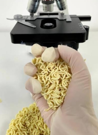 وضعوا الإندومي تحت الميكروسكوب فشاهد ماذا وجدو