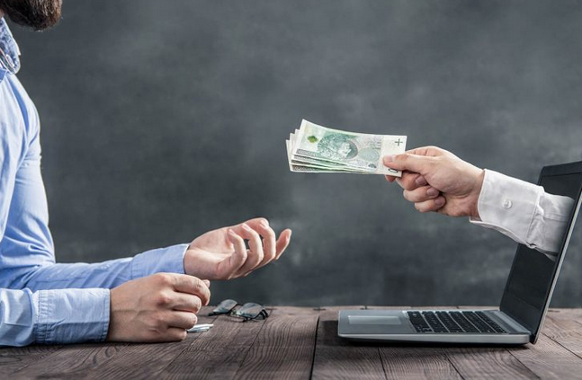 كيف تربح المال من الإنترنت مجانًا؟ (10 طرق سهلة للمبتدئين)
