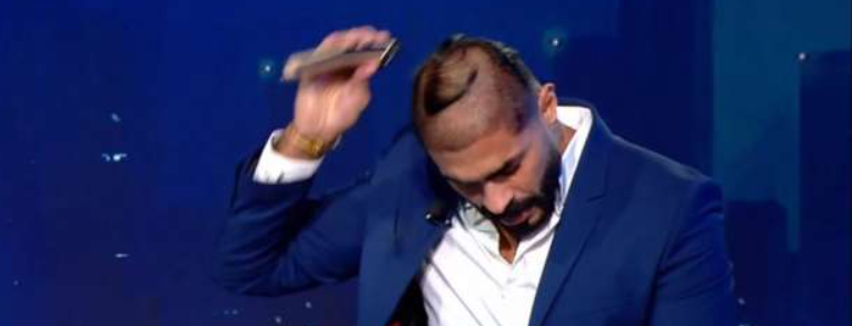 بالفيديو..خالد سليم يتضامن مع والدته المـــصـــابــة بالســـــرطـــــان ويحلق شعره على الهواء