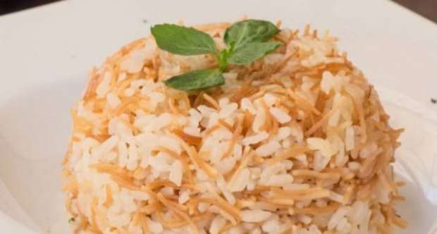 مكون يضاف إلى الأرز عند طهيه يحسن طعمه
