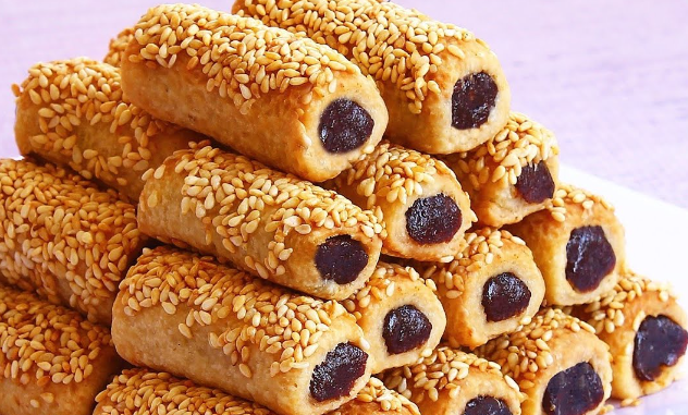 أصابع الكعك بالتمر والسمسم: حكاية حلوى عربية أصيلة