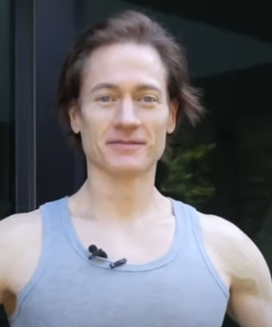 ملياردير أمريكي يستخدم دم ابنه لمحاولة وقف الشيخوخة….شاهد بالفيديو