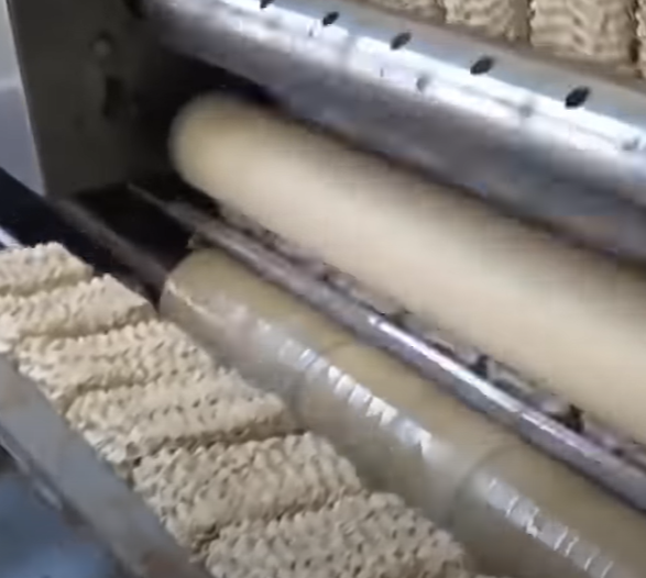 رحلة عبر مصانع الأغذية العملاقة: كيف يُصنع طعامك؟….شاهد بالفيديو