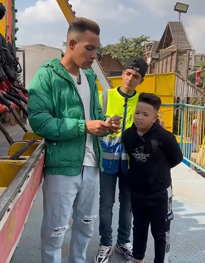 جبر خواطر الأطفال: كيف ألهم طفل آخر لركوب اللعبة…فيديو