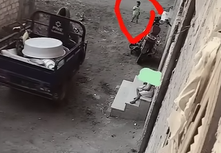 أهمية متابعة الأطفال باستمرار للحفاظ عليهم من المخاطر..شاهد بالفيديو