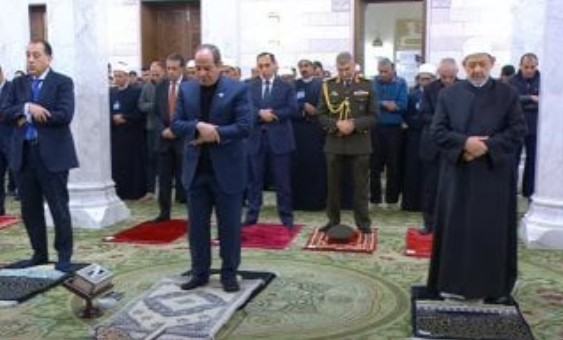 الرئيس السيسي يشهد تطوير مسجد السيدة نفيسة ويؤدي صلاة الفجر