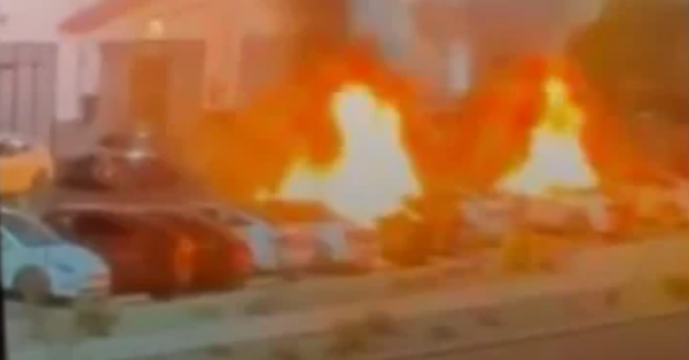 حرق سيارات تسلا وبيعها وسط دعوات للمقاطعة