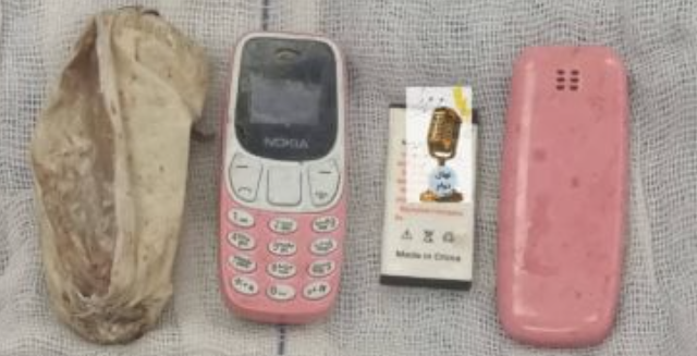 إنجاز طبي: جراحة ناجحة لاستخراج هاتف من معدة مريض