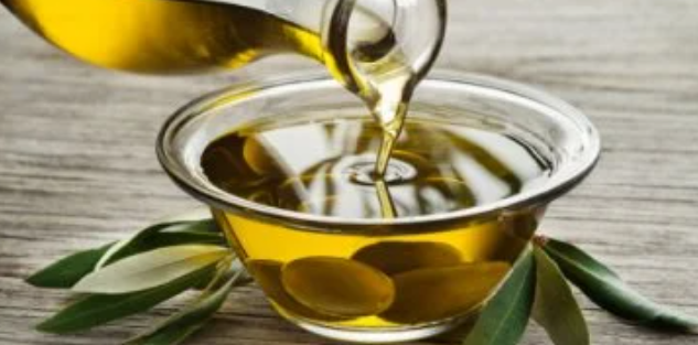 زيت الزيتون صباحًا.. فوائد مذهلة لجسمك عند تناوله على معدة فارغة