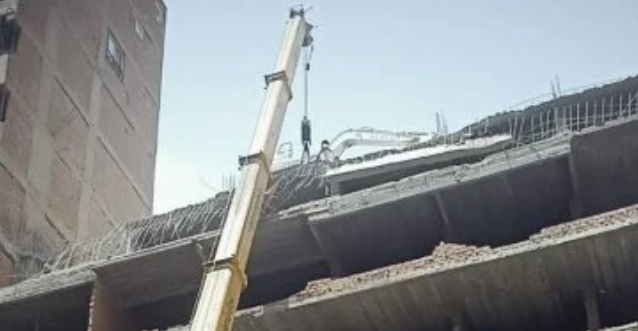 إزالة عقار مخالف بعين شمس وإحالة مسئولين للنيابة