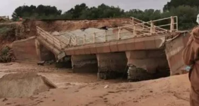 فيضانات الجزائر تخلف ضحايا ومصابين بسبب السيول الجارفة