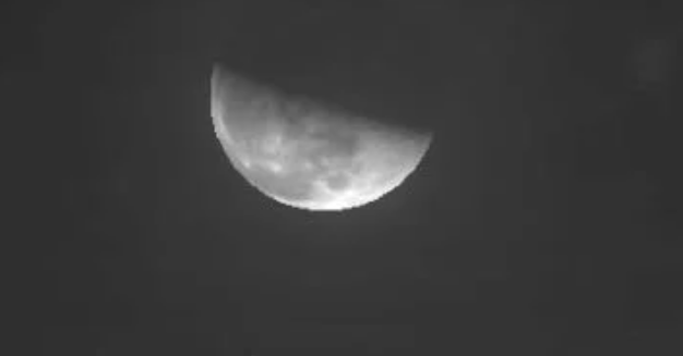 إضاءة القمر تتناقص تدريجياً حتى الربع الأخير