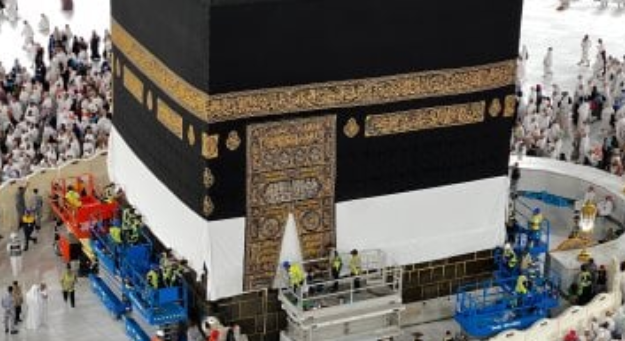 استبدال كسوة الكعبة فجر عرفة في مشهد مهيب