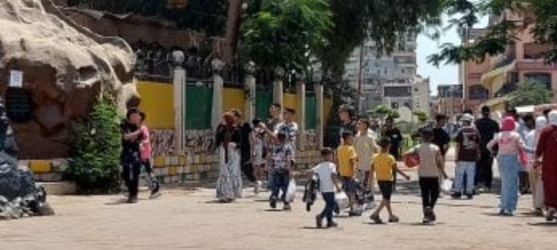 توافد العائلات على الحديقة الدولية في العيد