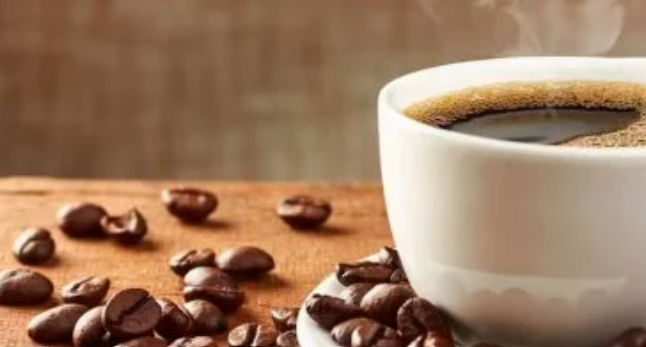 فوائد شرب الماء قبل القهوة وبعدها لصحة أفضل