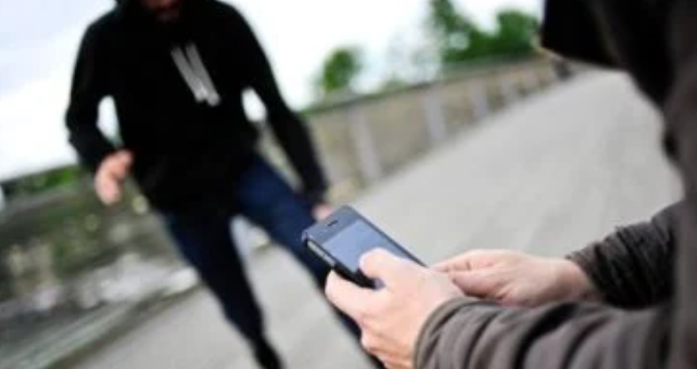 محاكمة عاطل بتهمة سرقة هواتف محمولة بالموسكي