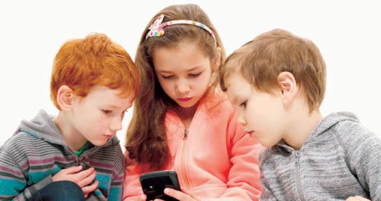 طفل صغير يثير الفوضى في المنزل بعد أن منعت والدته عنه الهاتف