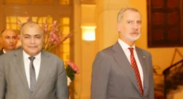 ملك إسبانيا يكتب رسالة بخط يده في الأقصر