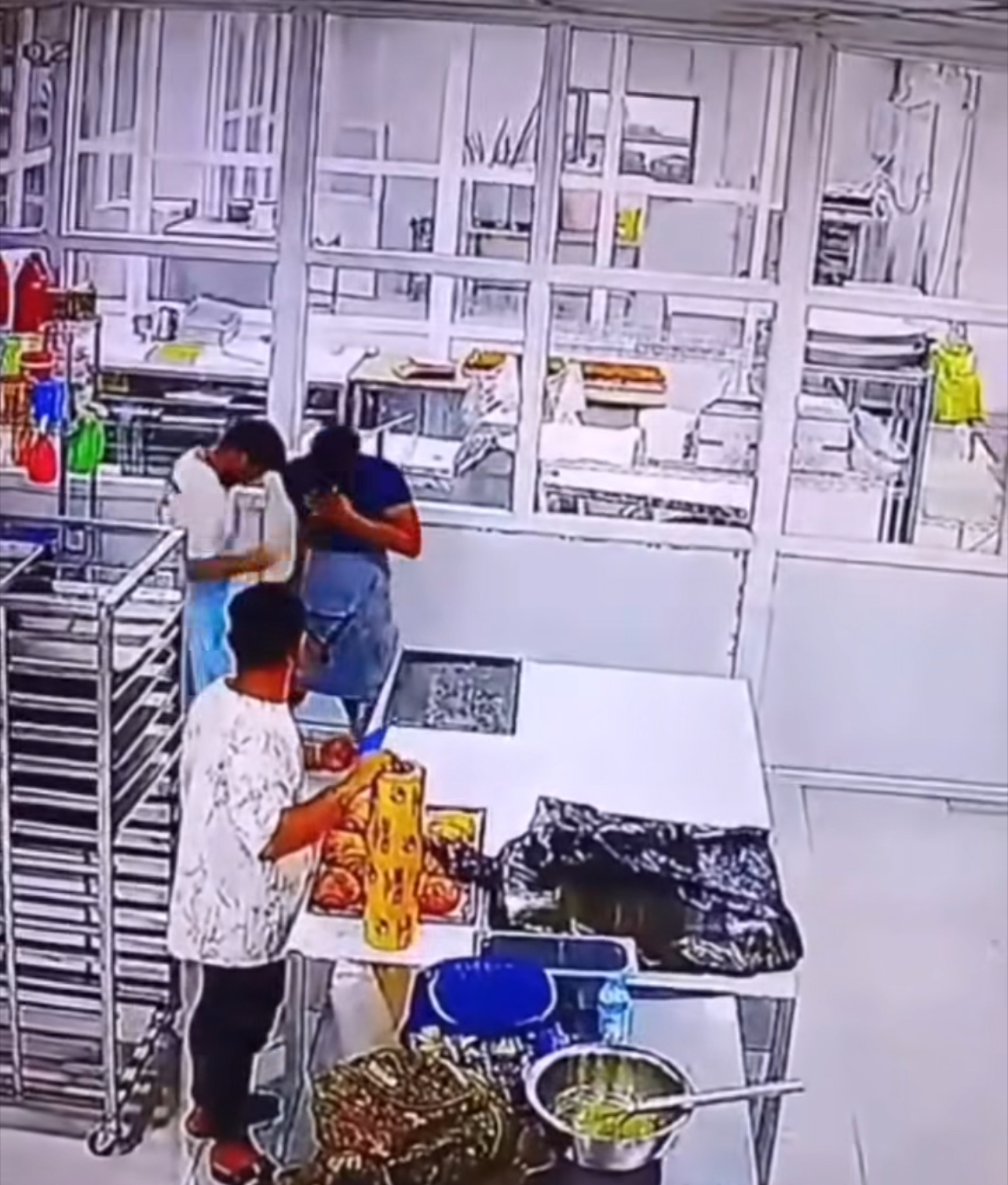 لحظة مؤسفة خلال مزاح بين زملاء تنتهي بشكل مأساوي