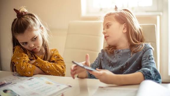 غيرة الطفل من المولود الجديد: مواقف طبيعية تحتاج لتوجيه سليم