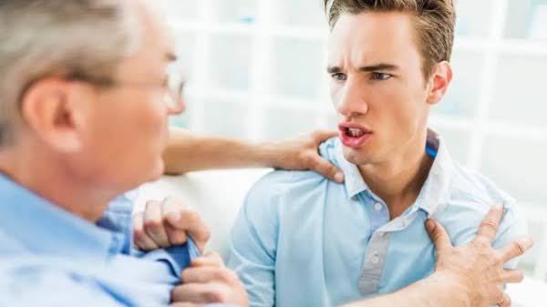 حين ينسى الأبناء فضل آبائهم… رسالة تلامس القلوب