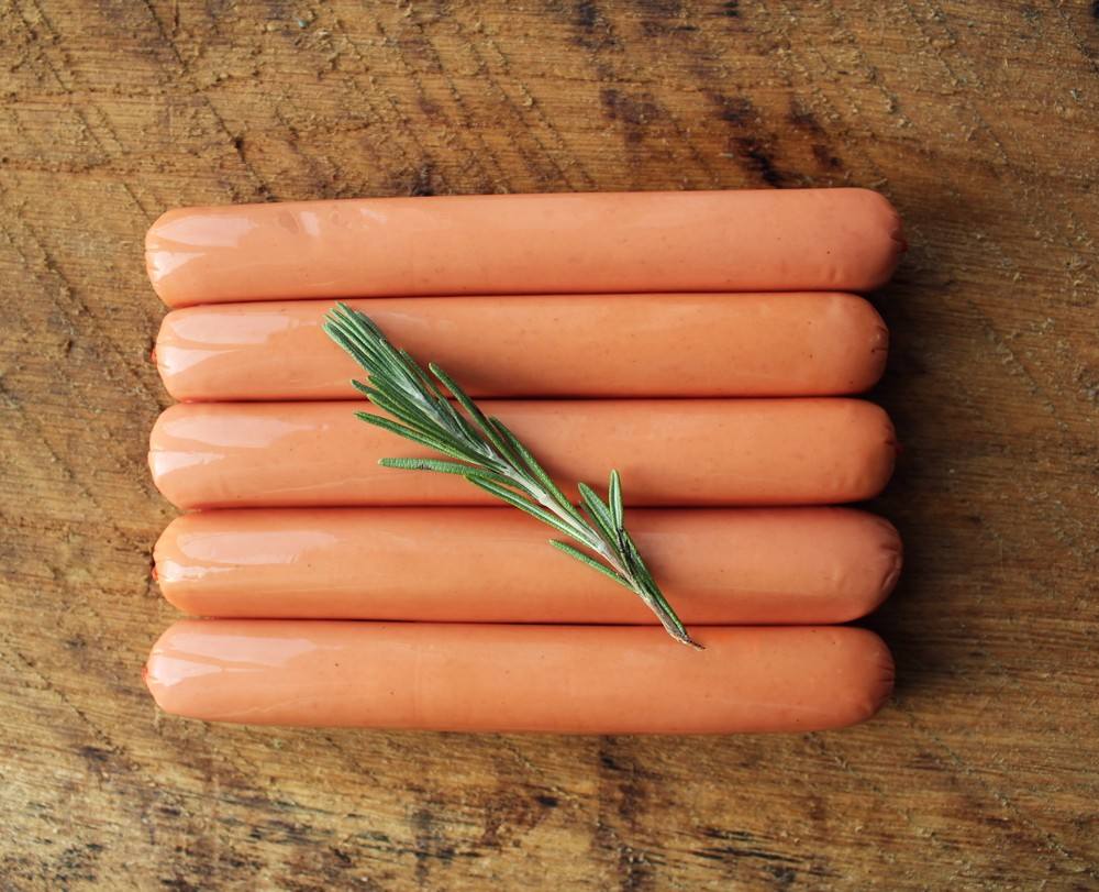 خفايا صناعة السوسيس والهوت دوج… مكونات غير متوقعة وراء الطعم الشهي!