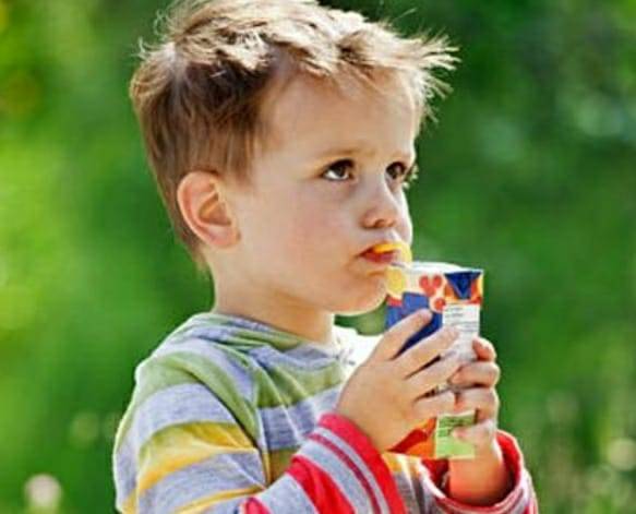 مفاجأة غير متوقعة داخل علبة العصير: قصة أم لاحظت طعمًا غريبًا فاكتشفت أن العصير فاسد!