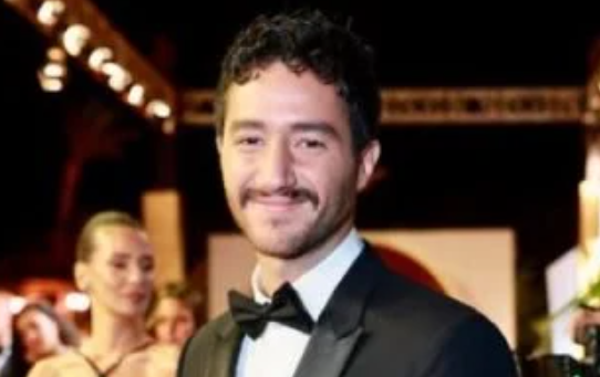 أحمد مالك يحتفل بتتويجه أفضل ممثل في مهرجان الجونة