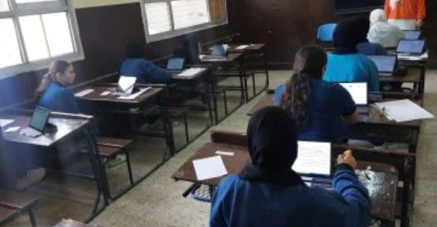 تسليم التابلت لطلاب أولى ثانوي بالمدارس الرسمية