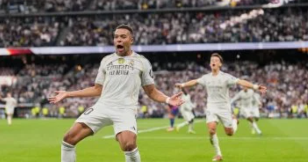 ريال مدريد يهزم برشلونة 2-1 ويتصدر الدوري الإسباني