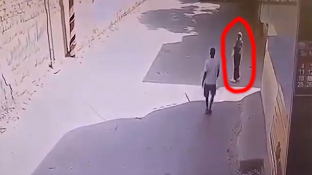 فيديو التعدى على سيدة فى الشارع يشعل الغضب.. كاميرا تكشف الواقعة ومطالب بمعاقبة المتهم