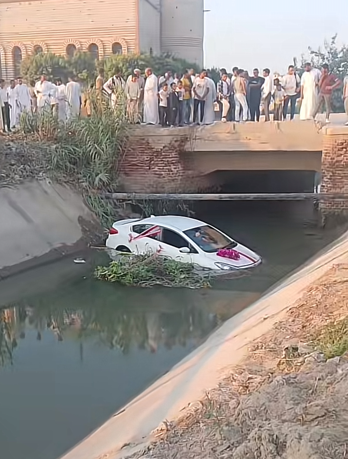 رحلة فرح تحولت إلى لحظة إنقاذ: قصة سقوط سيارة عروسين في ترعة البحيرة وكيف تدخل الأهالي لإنقاذ الموقف
