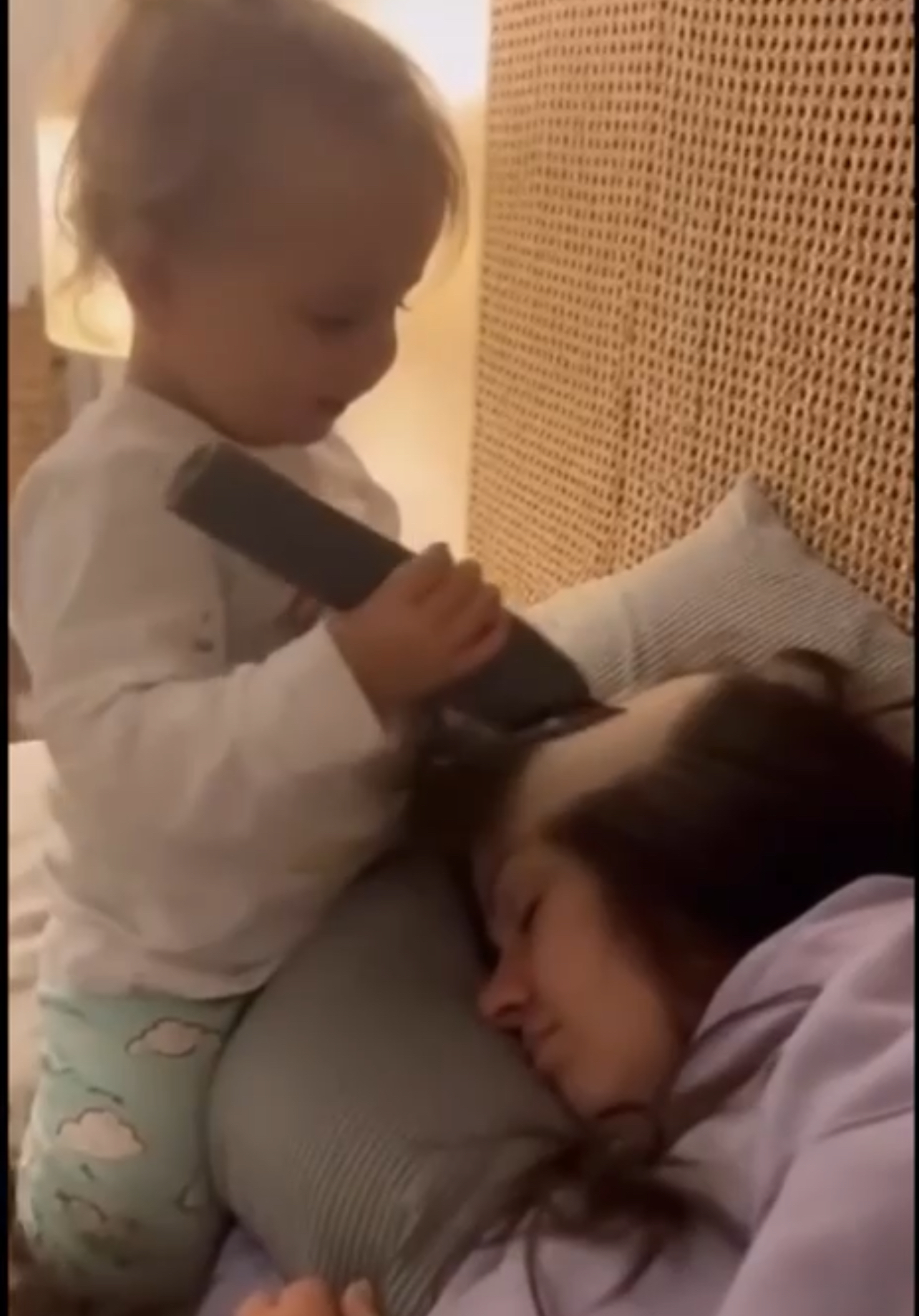 طفلة تحلق شعر والدتها أثناء نومها… لقطة طريفة تشعل مواقع التواصل وتكشف جانبًا مختلفًا من براءة الأطفال