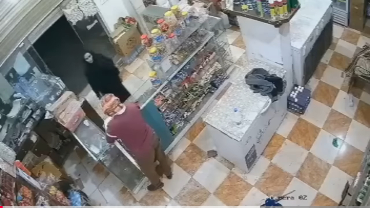 “لحظة لا تصدق في صنعاء: زائر غريب يهاجم صاحب بقالة بسبب تشغيل القرآن