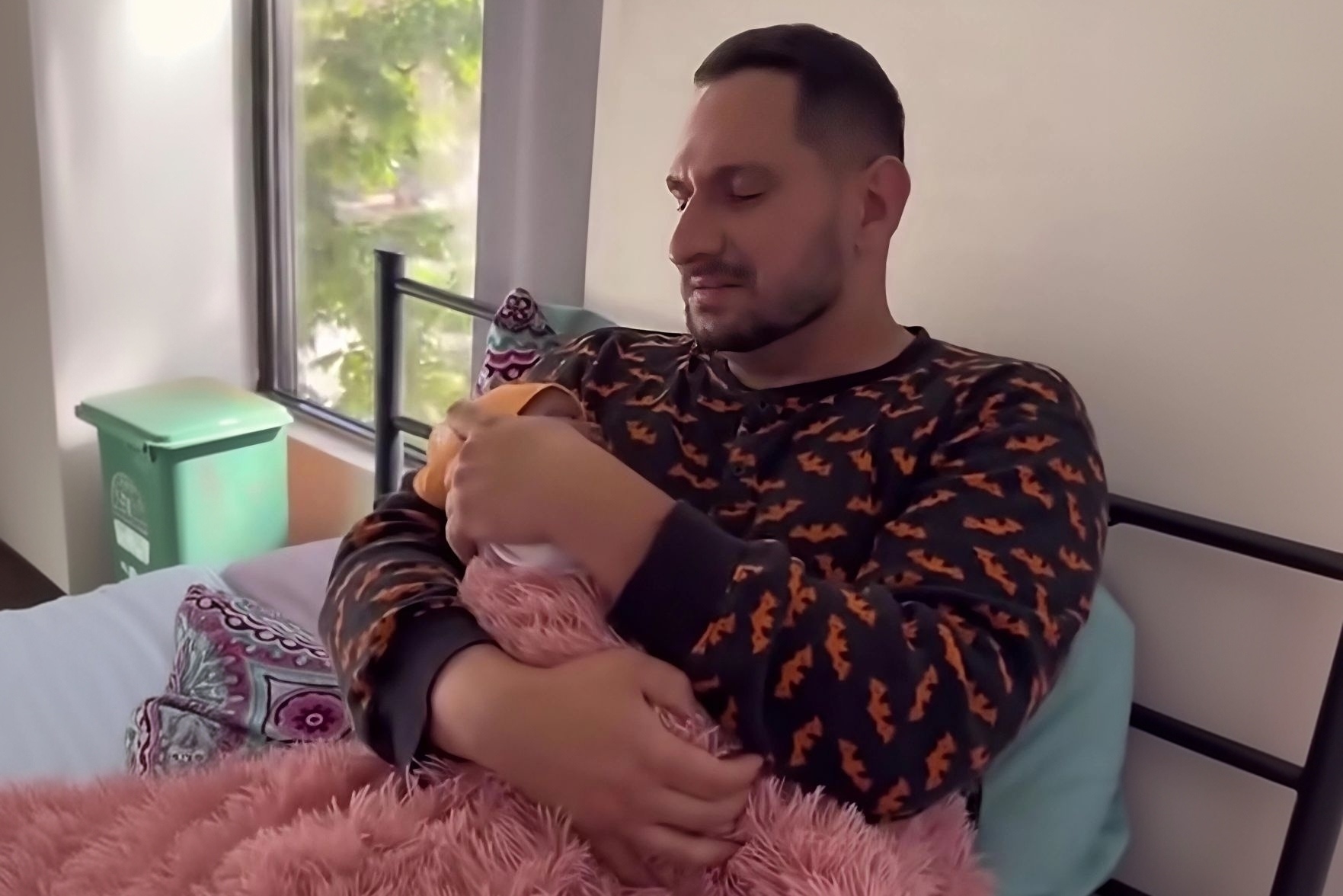 حقيقة فيديو “الشاب الحامل”: قصة المحتوى المزيّف الذي غزا السوشيال ميديا وأثار الجدل