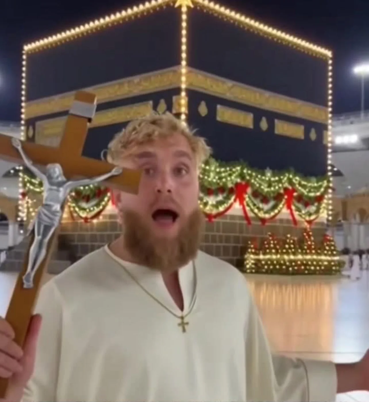 تصرف غير لائق يثير الجدل: انتقادات واسعة لرجل استخدم شكل الكعبة في عمل شخصي لا يليق بمكانتها