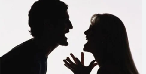زوجة تلاحق زوجها قضائيًا بعد هروبها من العنف والتشهير
