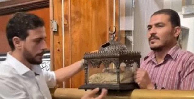 قطعة نادرة من قميص النبى داخل مسجد الحسين