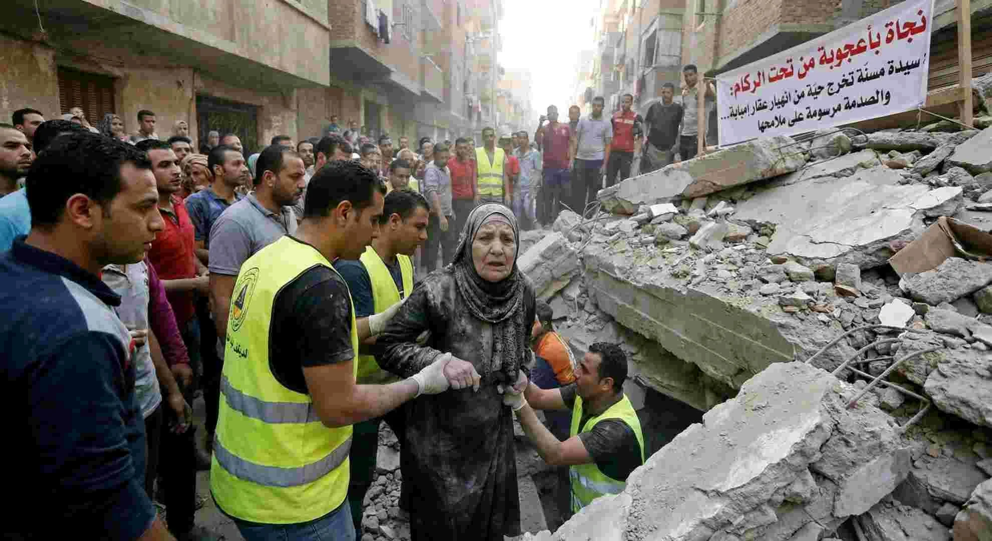 نجاة بأعجوبة من تحت الركام: سيدة مسنّة تخرج حيّة من انهيار عقار إمبابة… والصدمة مرسومة على ملامحها