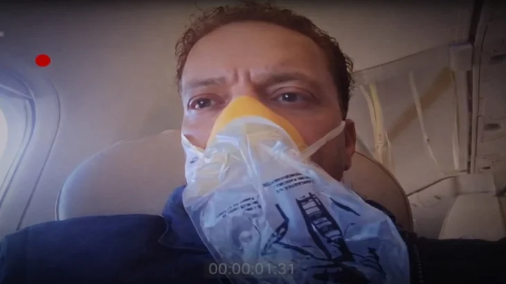 فيديو الفنان طارق الشيخ على متن الطائرة: لحظات رعب وإنسانية بسبب عطل مفاجئ.. كيف يتعامل الركاب مع المواقف الجوية الطارئة؟