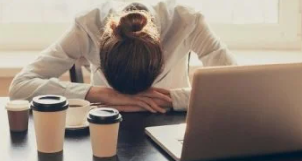 7 عادات يومية تستنزف طاقتك وتزيد الإرهاق المستمر
