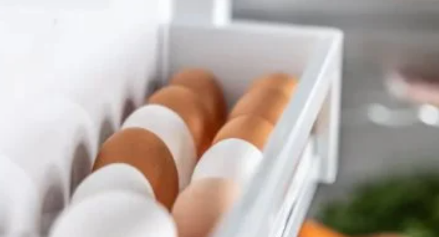 6 أطعمة لا تضعيها في باب الثلاجة للحفاظ على جودتها