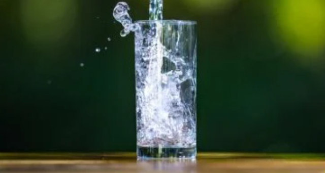 5 مفاهيم خاطئة عن شرب الماء.. كم كوبًا تحتاج يوميًا؟